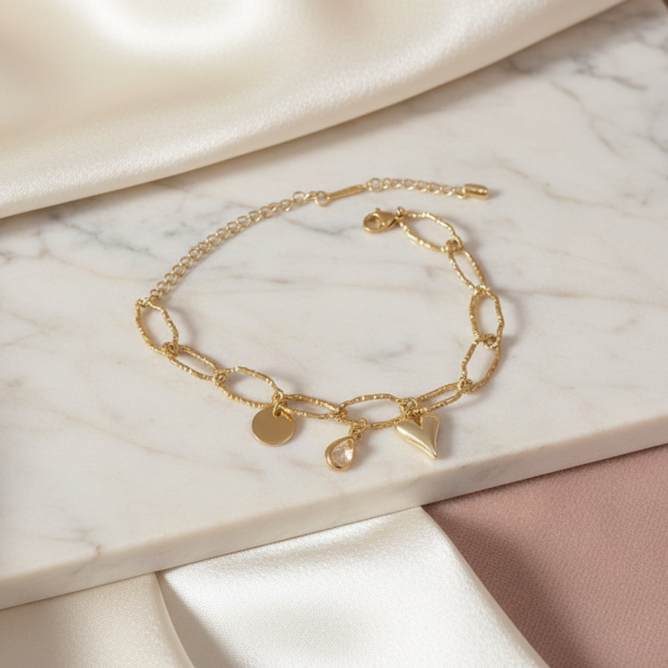 Femme portant le bracelet Aimée ÔParis avec médaille plaqué or et breloques
