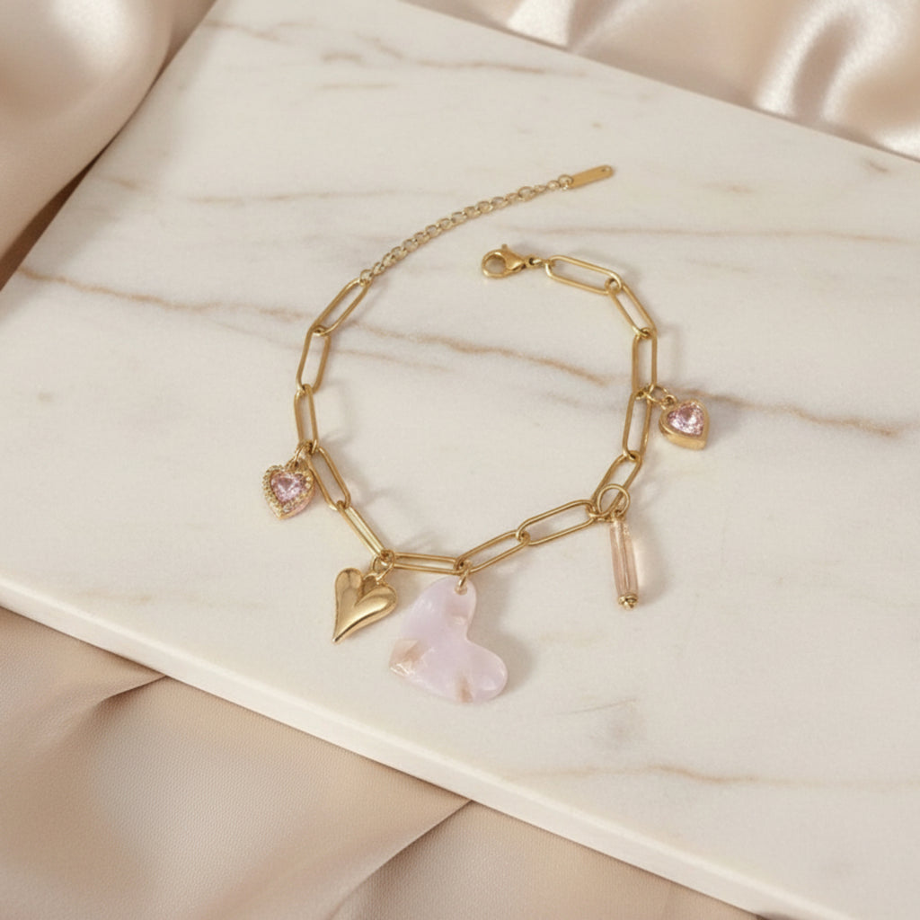 Bracelet Désirée ÔParis avec 5 breloques cœurs or et rose, acier inoxydable assemblé main, 17 cm
