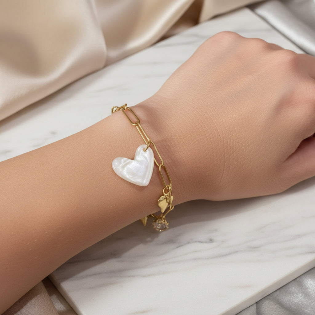 Femme portant le bracelet Désirée ÔParis au poignet, breloques cœurs or rose et diamants
