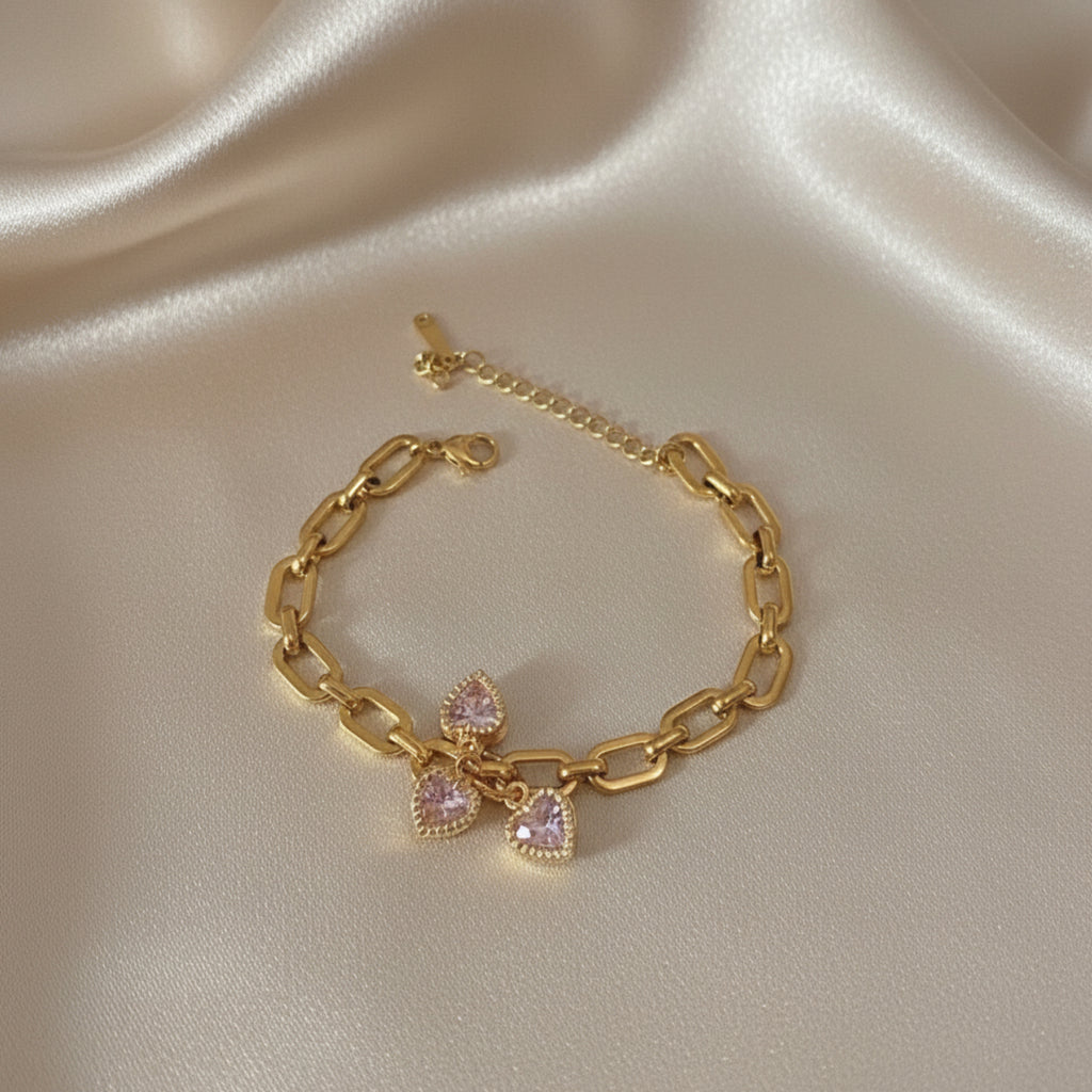 Bracelet Nous Trois ÔParis avec 3 cœurs diamants roses symbolisant papa maman bébé, chaîne dorée acier inoxydable, 17 cm
