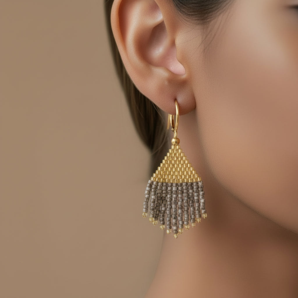 Boucles d'oreilles Hylia portées - Créoles en perles Miyuki tissage artisanal
