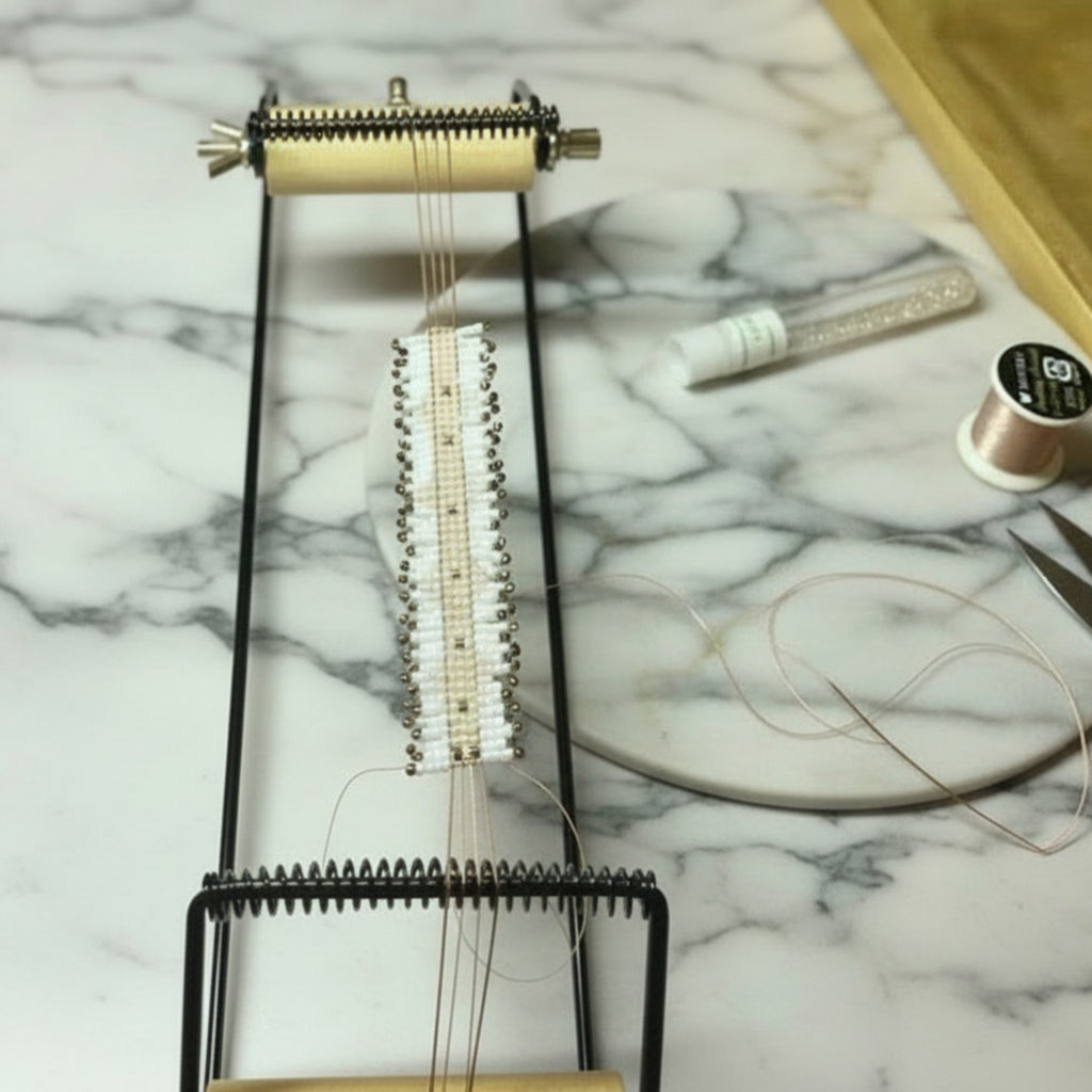 Fabrication artisanale bracelet Mag - Tissage perles Miyuki à la main atelier ÔParis
