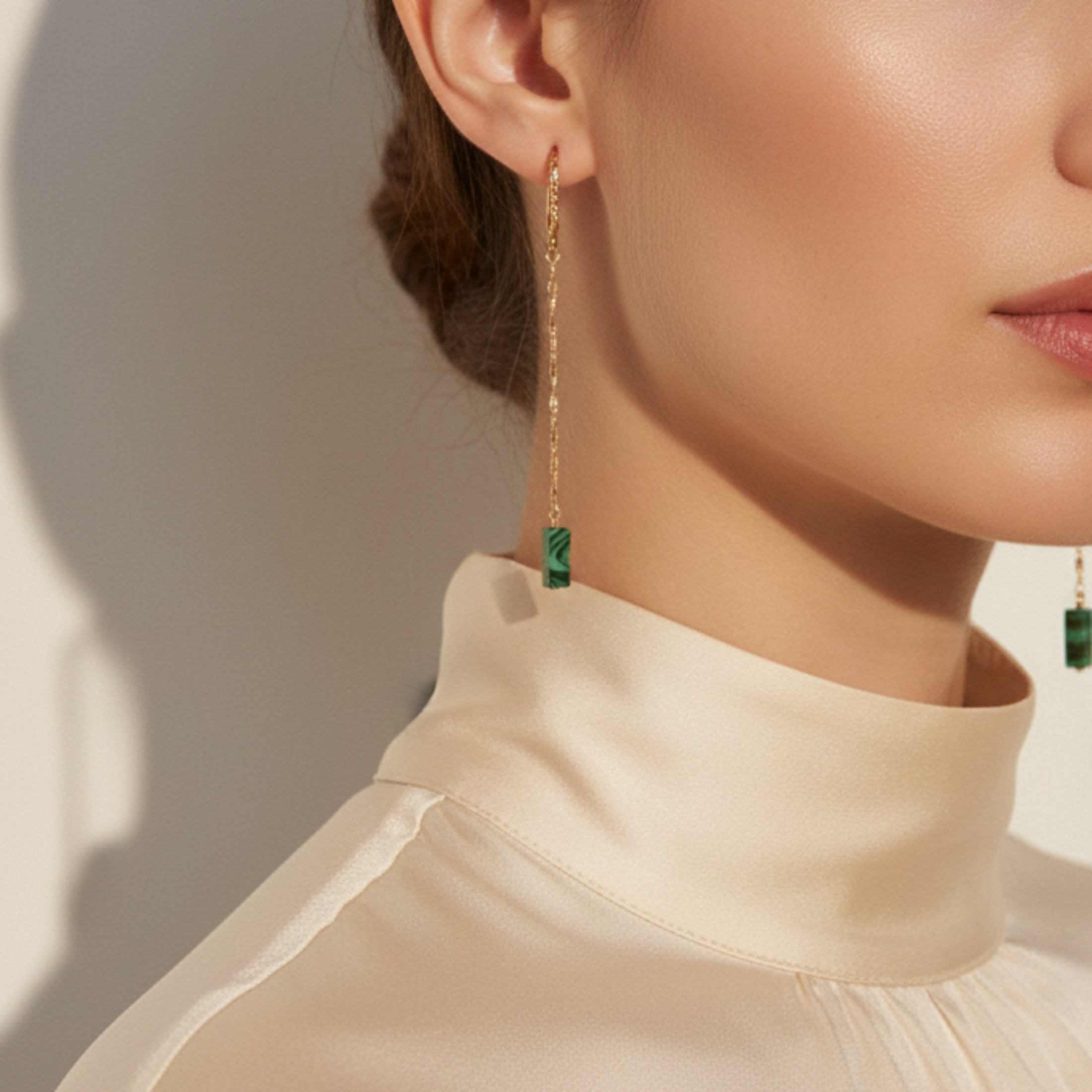 Femme portant les boucles d'oreilles Marbrées ÔParis - Chaîne pendante et perle pierre marbrée
