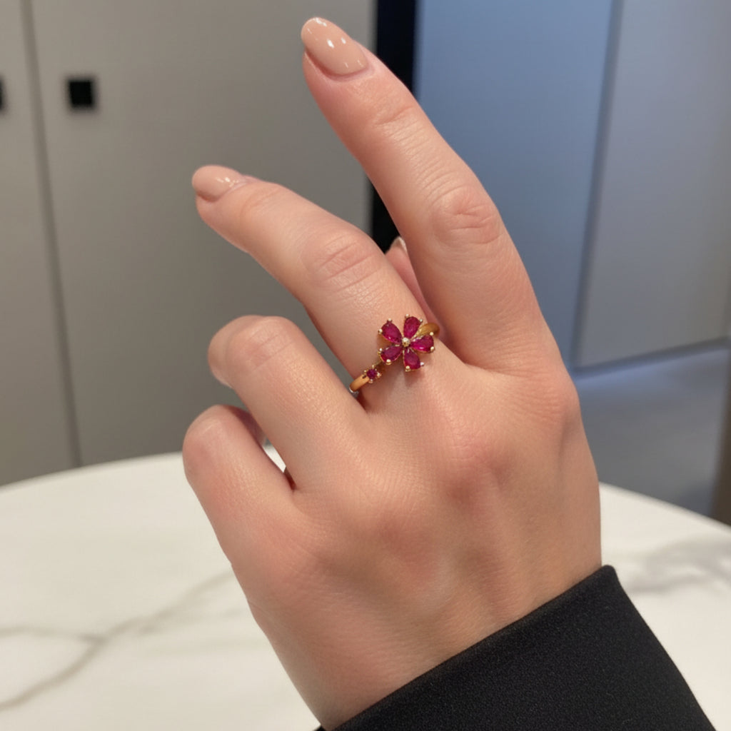 Femme portant la bague Jolie Tolo - Bague dorée fleur diamants CZ rose
