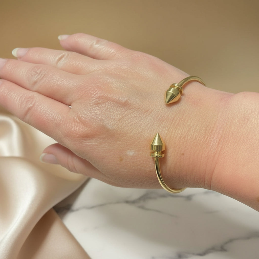 Femme portant le bracelet Jonc Salomé - Bracelet jonc doré embouts géométriques
