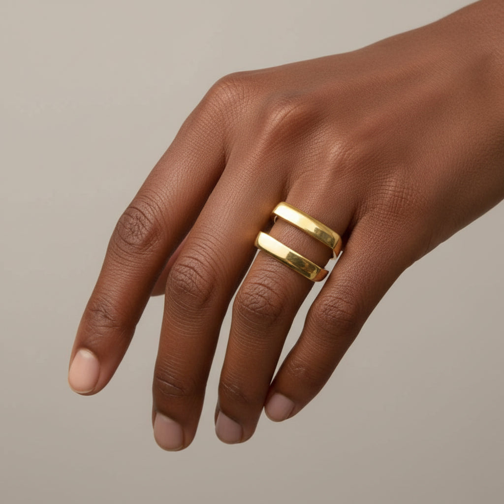 Femme portant la bague Apolline - Bague dorée acier inoxydable design architectural
