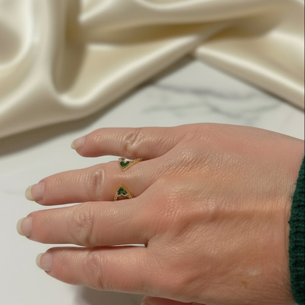 Femme portant la bague Annie - Bague dorée réglable zirconiums verts et blancs
