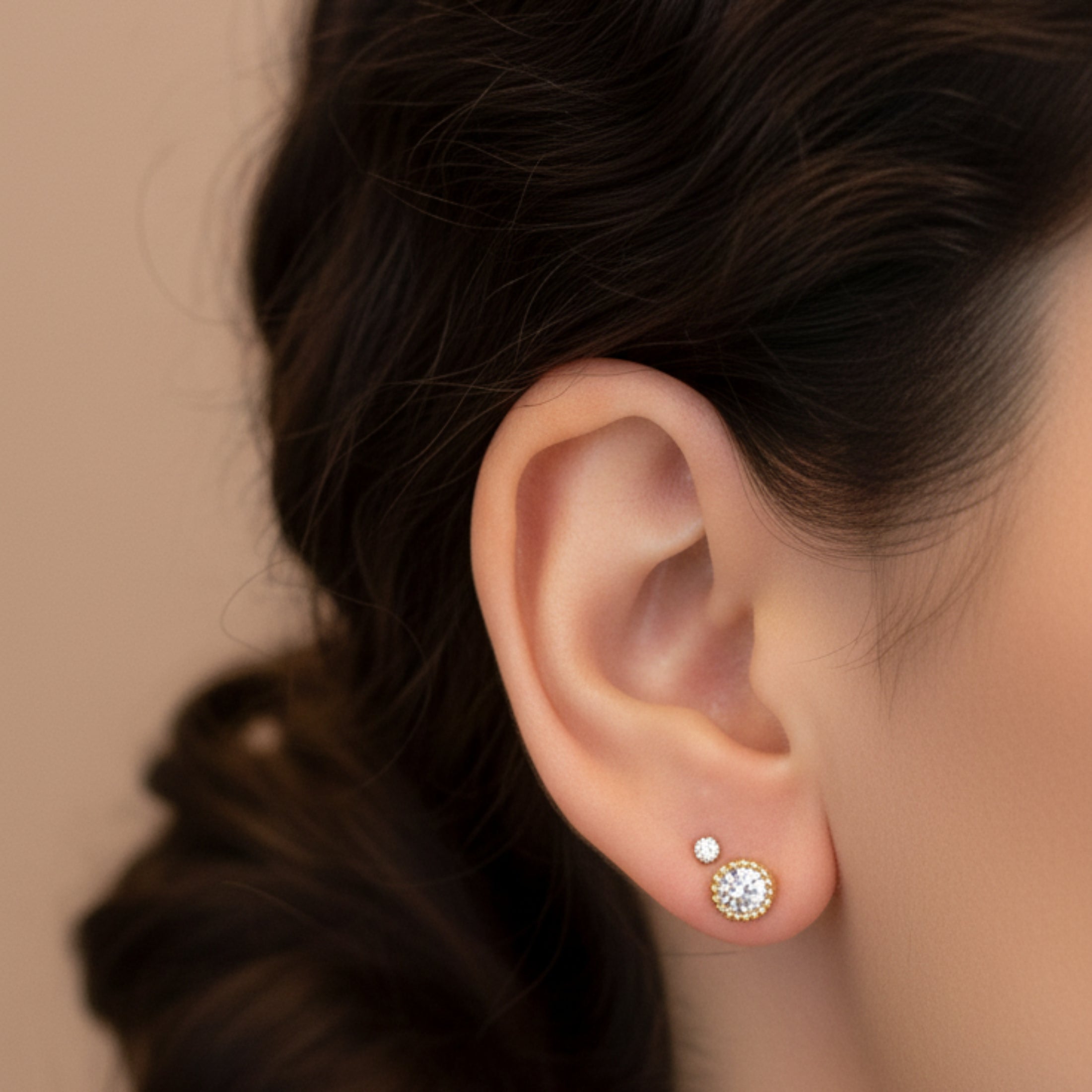 Femme portant les boucles d'oreilles Lucinda - Clous dorés plaquage or
