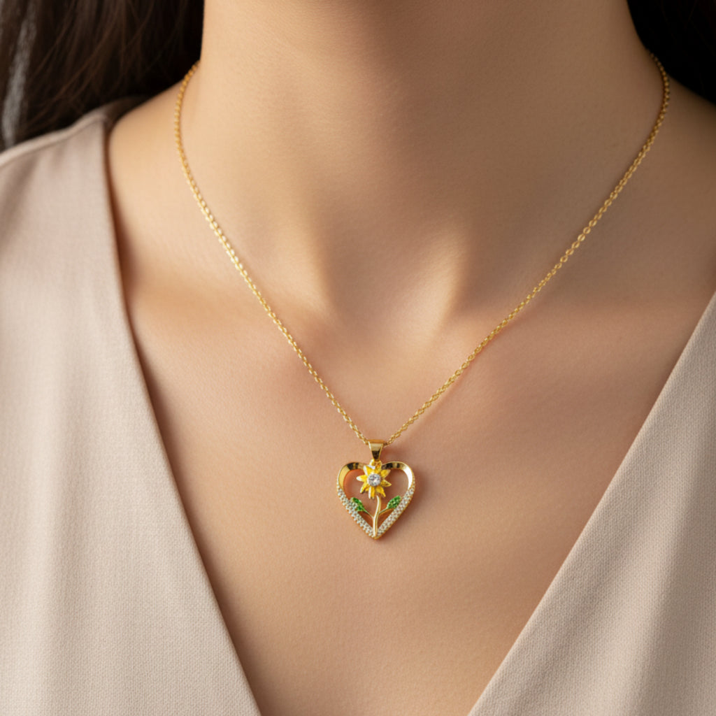 Femme portant le collier Flora - Collier doré fleur cœur zirconiums
