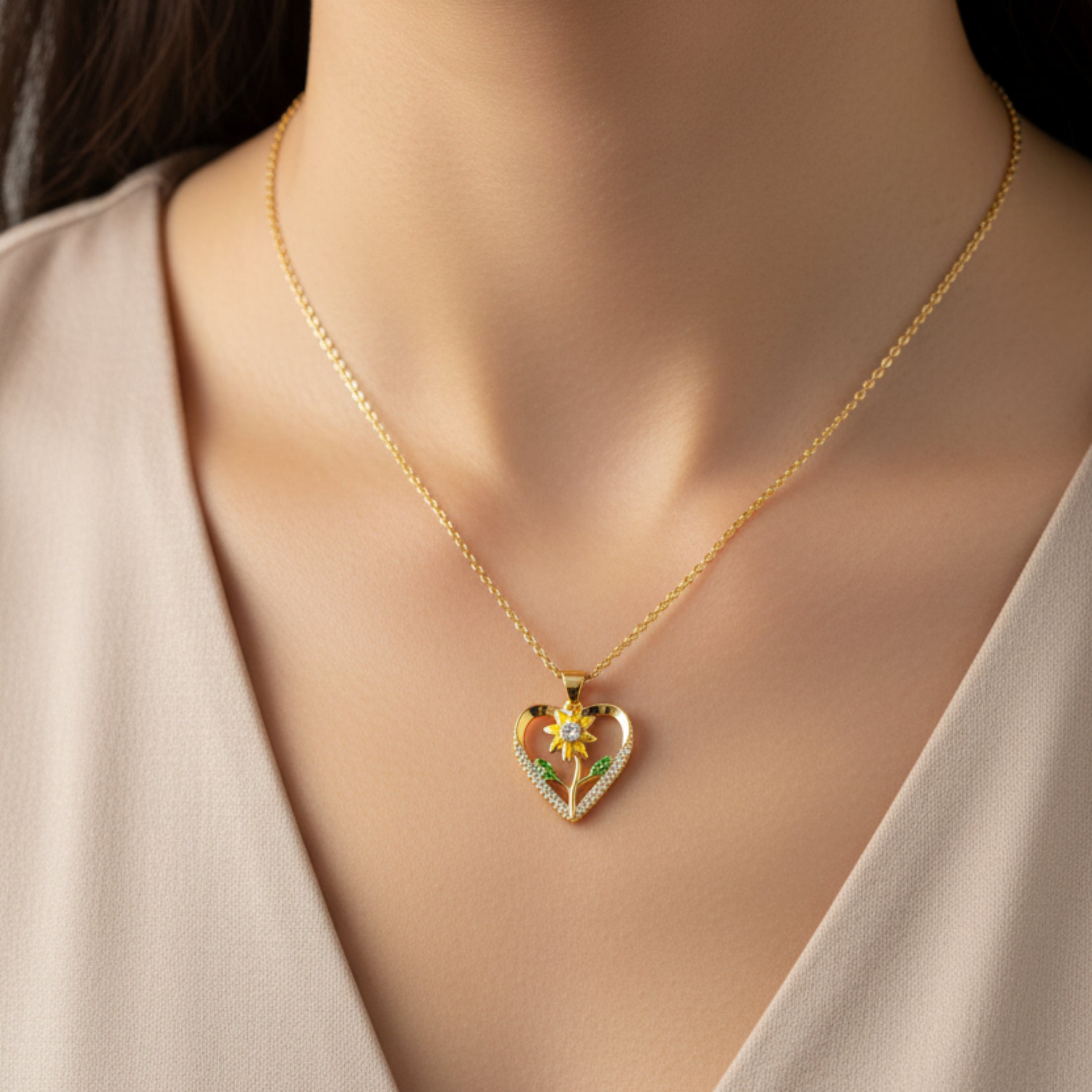 Femme portant le collier Flora - Collier doré fleur cœur zirconiums
