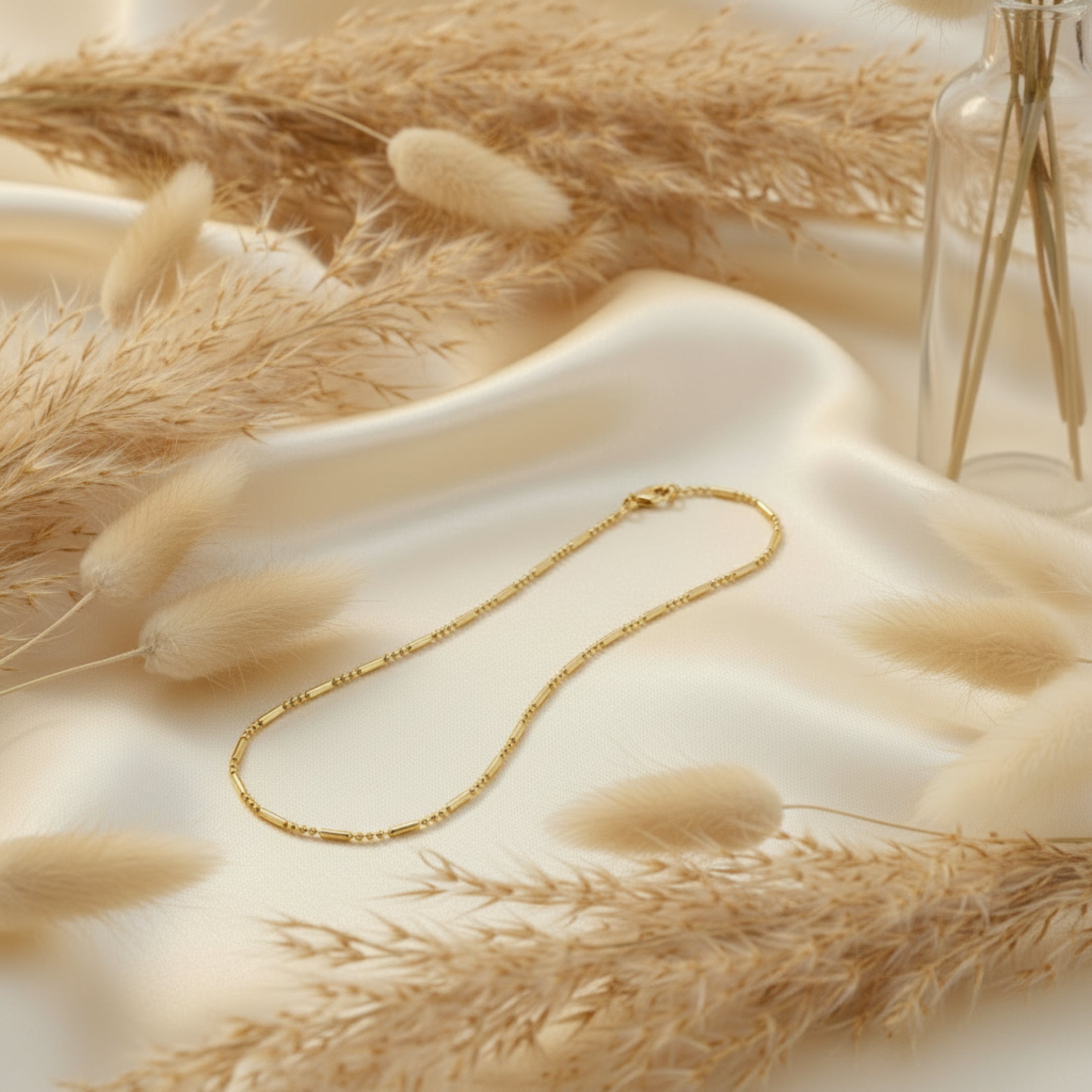 Collier Céleste ÔParis – Chaîne dorée mailles alternées 3 billes plaqué or (1 µm) 45 cm sur fond de pampa beige