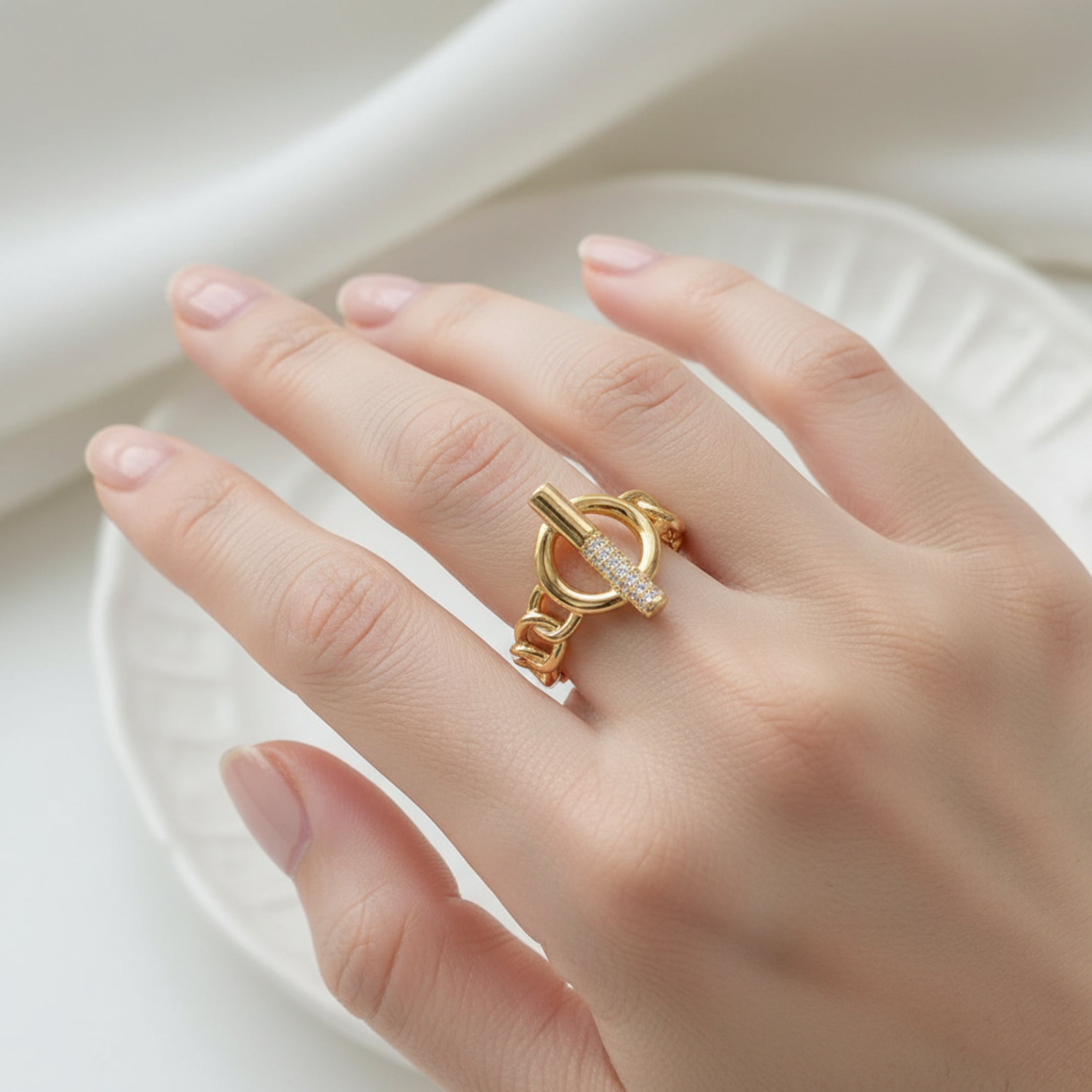 Femme portant la bague Angelina - Bague dorée maille chaîne zirconiums
