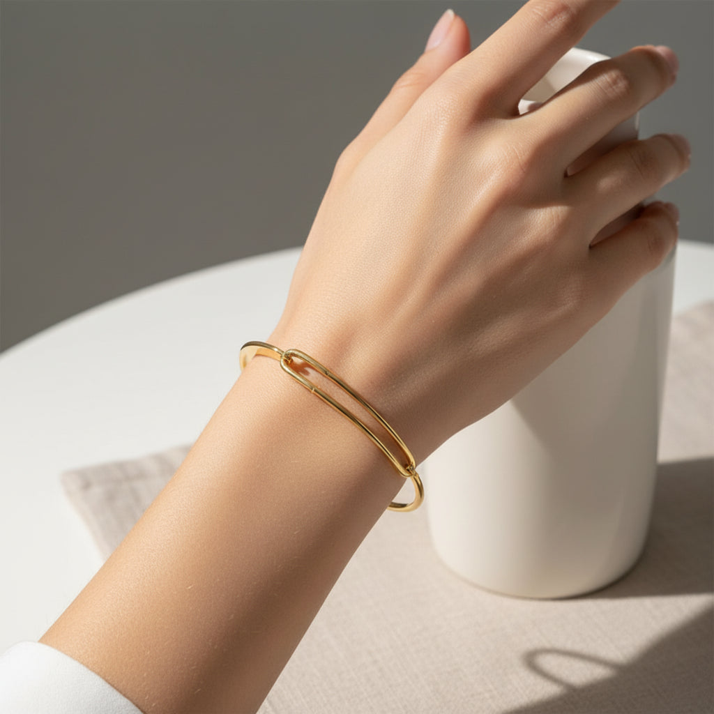 Femme portant le bracelet Jonc Victoire - Bracelet jonc doré plaquage or
