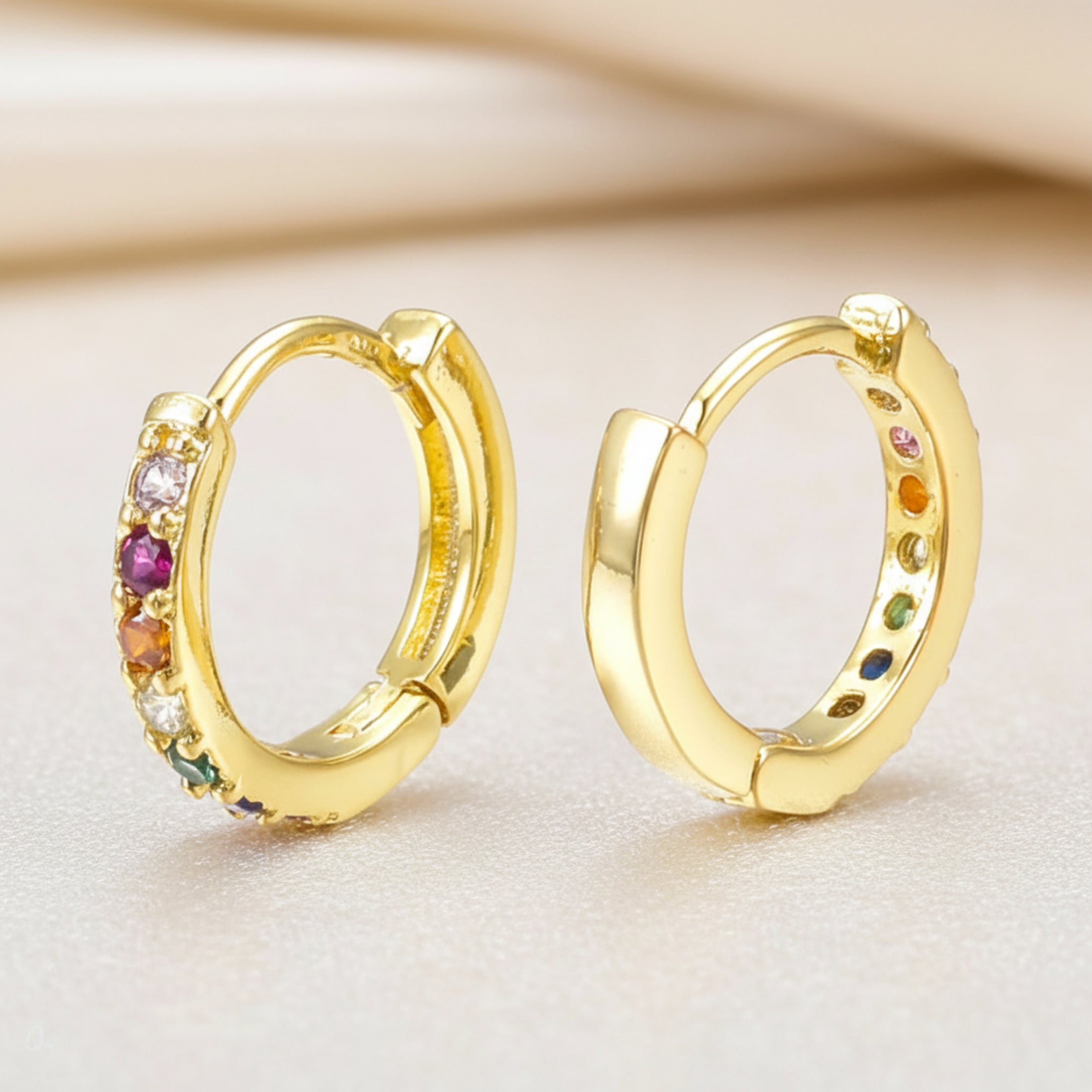 Boucles d'oreilles Lati ÔParis - Créoles dorées plaquage or (1 µm) ornées de diamants CZ colorés, dimensions 14 x 3 mm
