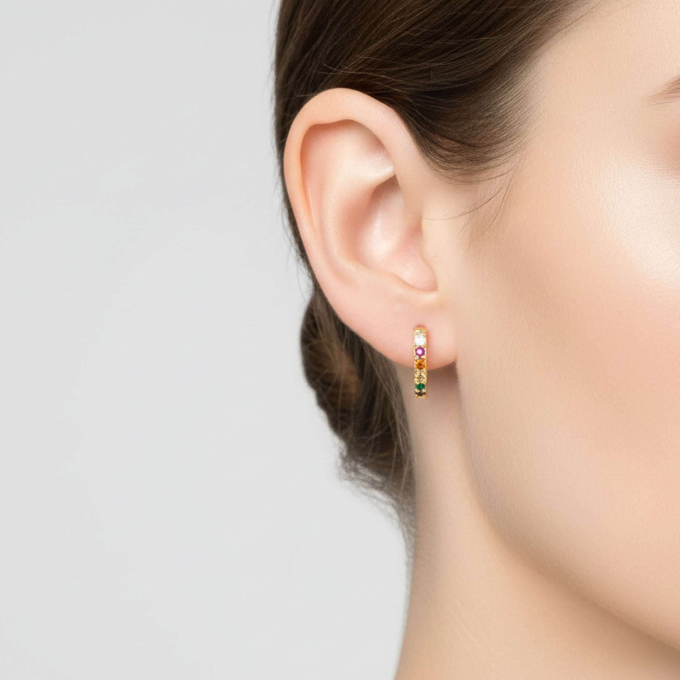 Boucles d'oreilles Lati ÔParis portées - Créoles dorées plaquage or (1 µm) avec diamants CZ colorés, look chic et lumineux
