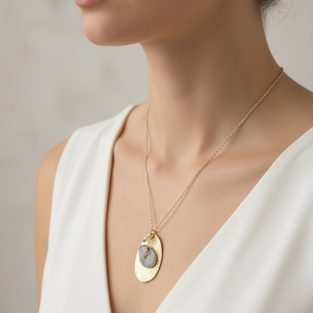 Femme portant le Collier Art avec pendentif Jaspe Picasso - Bijou unique en pierre naturelle au niveau du décolleté
