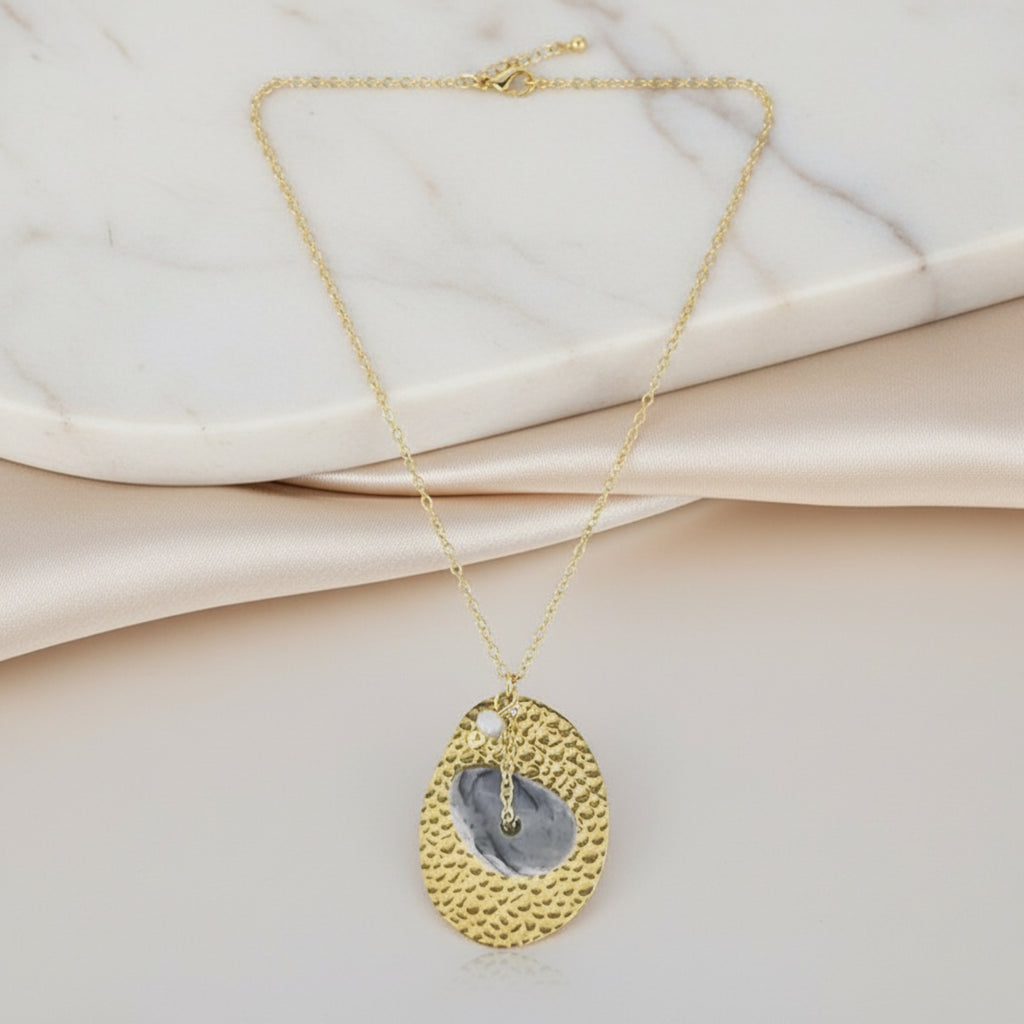 Collier Art avec pendentif ovale doré martelé, pierre Jaspe Picasso et petite pierre suspendue - ÔParis
