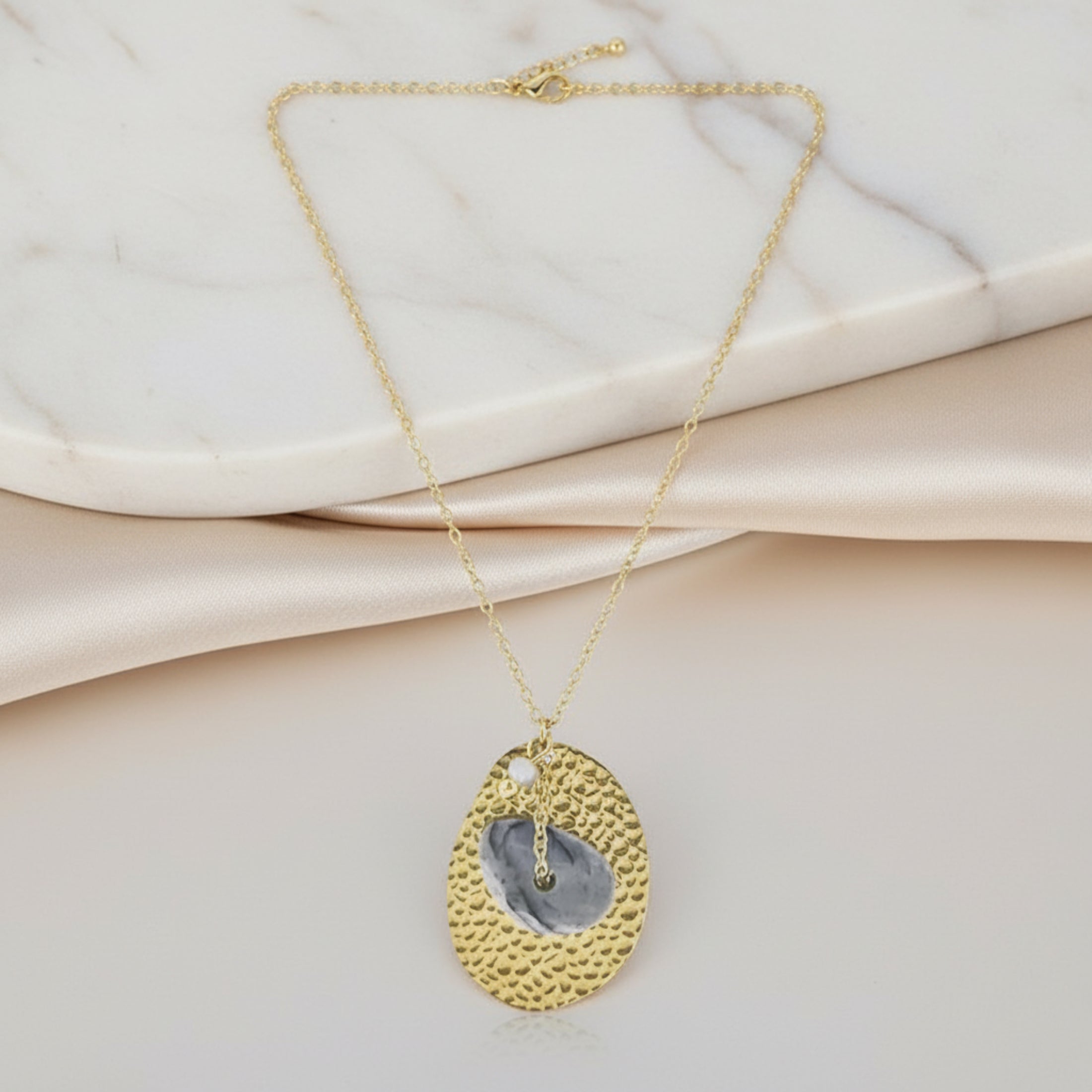 Collier Art avec pendentif ovale doré martelé, pierre Jaspe Picasso et petite pierre suspendue - ÔParis
