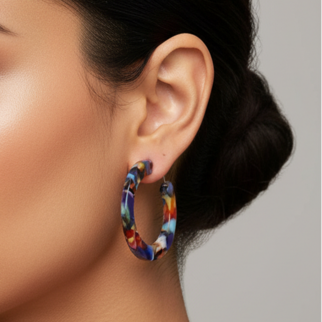 Femme portant les boucles d'oreilles Garance - Boucles résine multicolore
