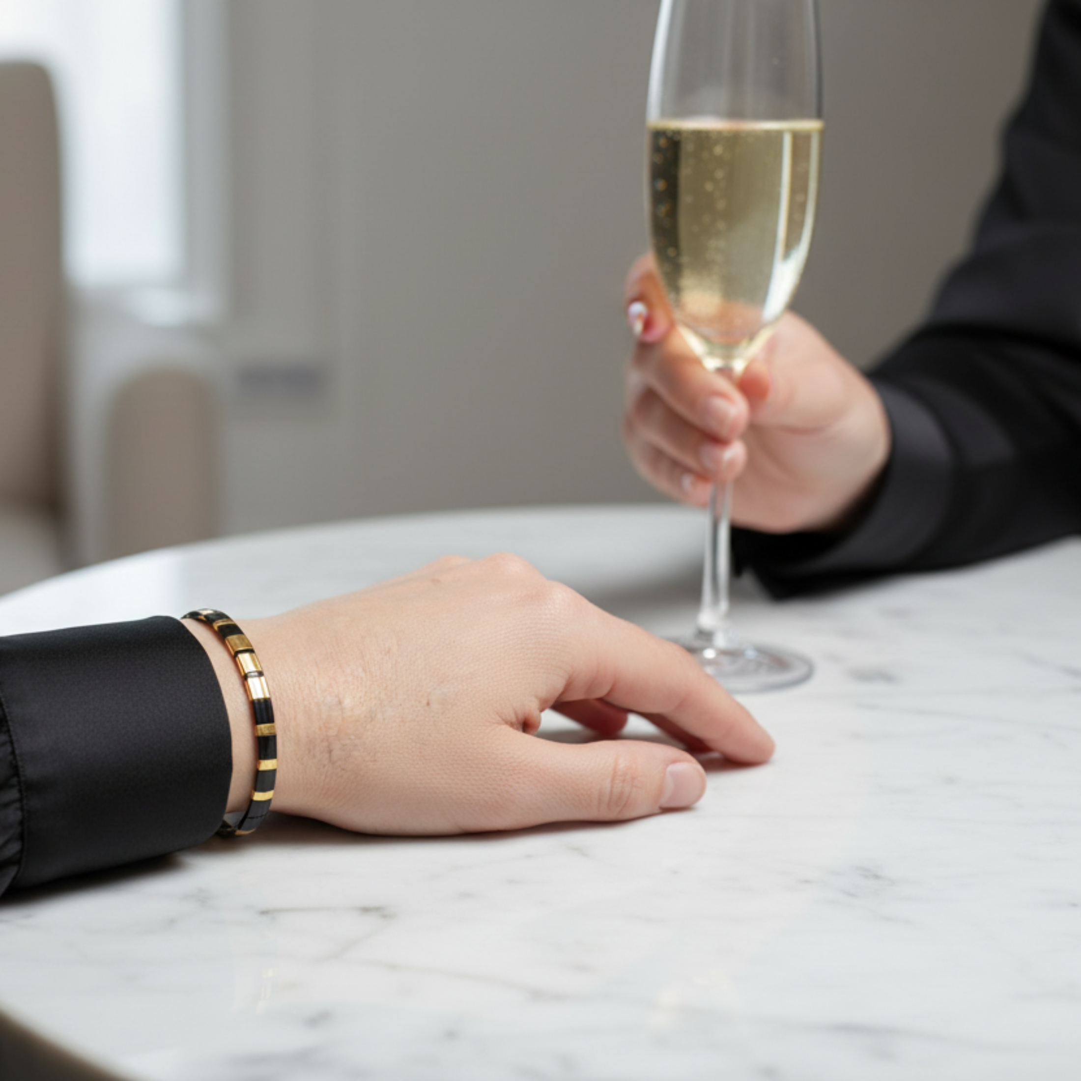 Bracelet Gwen ÔParis porté - bracelet élastiqué perles plaquées or 24K noir doré
