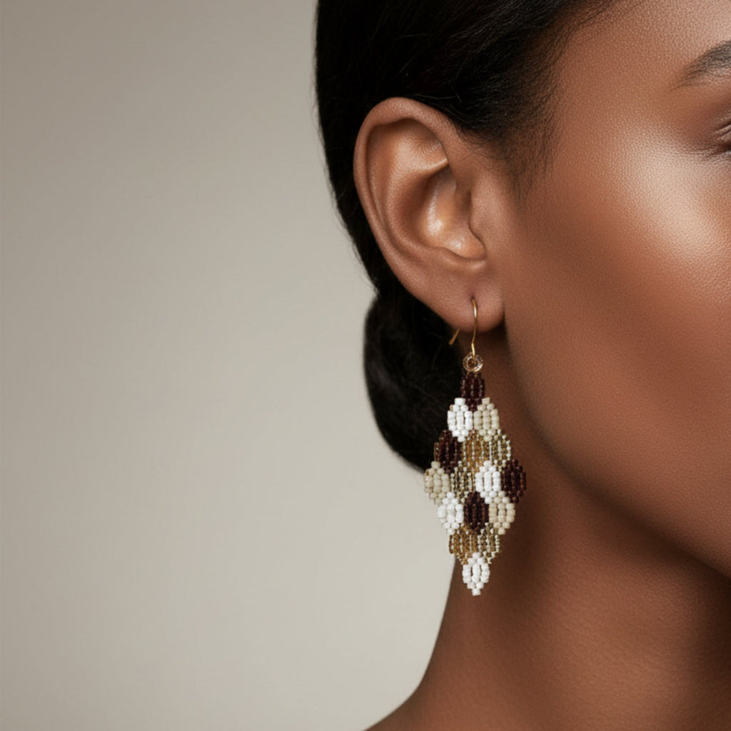 Boucles d'oreilles Les Élégantes portées, perles Miyuki losange avec strass, crochets acier inoxydable, style raffiné