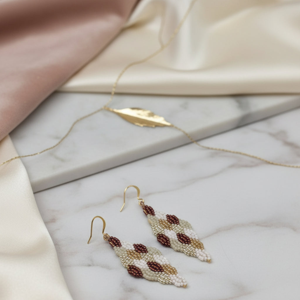 Boucles d'oreilles Les Élégantes en perles Miyuki blanc marron-beige argenté, losange délicat avec strass, fait main