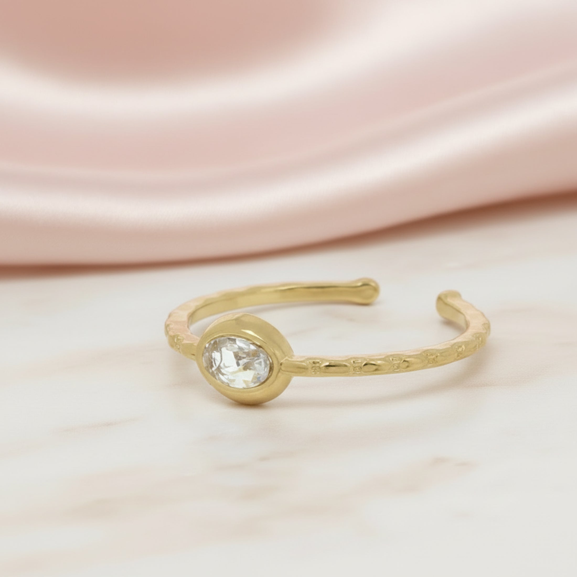 Bague Janie - Bague fine dorée oxyde de zirconium acier inoxydable placage PVD or 18K
