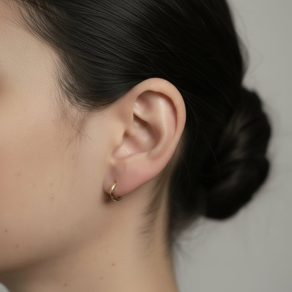 Créoles Les Petites Dorées portées, boucles d'oreilles dorées discrètes, acier inoxydable 304L, ultra-légères
