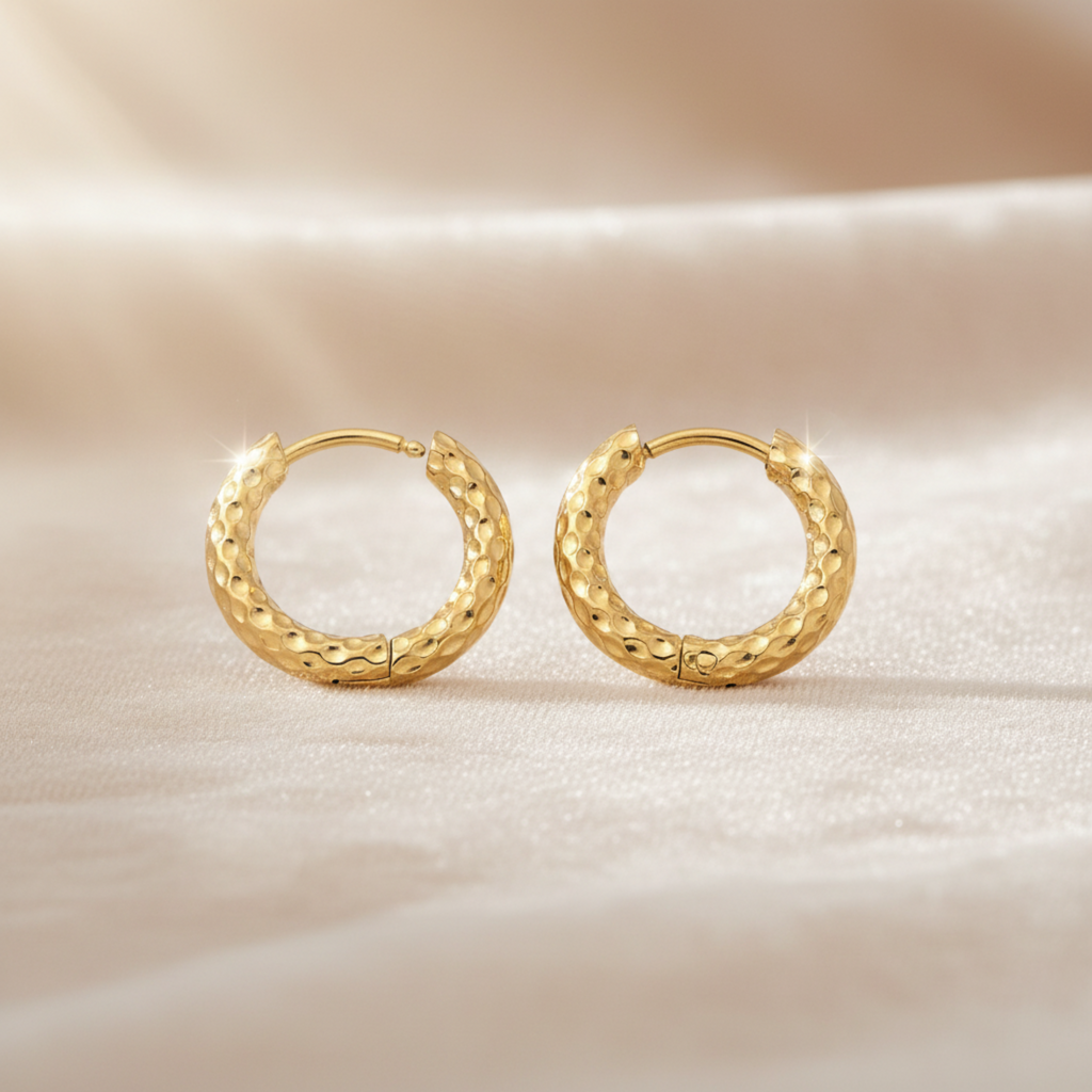  Boucles d'oreilles Mona ÔParis — créoles dorées martelées en acier inoxydable, 15 × 3 mm