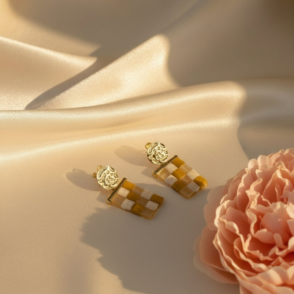 Boucles d'oreilles Lutèce en perles Tila Miyuki, motif damier crème transparent et ocre, attaches acier inoxydable effet martelé, fait main