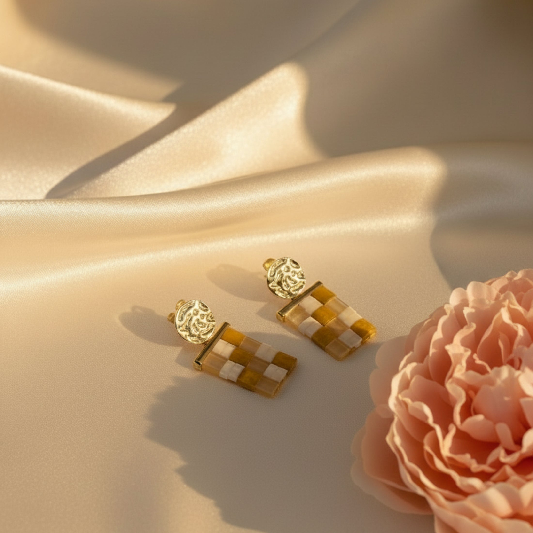 Boucles d'oreilles Lutèce en perles Tila Miyuki, motif damier crème transparent et ocre, attaches acier inoxydable effet martelé, fait main