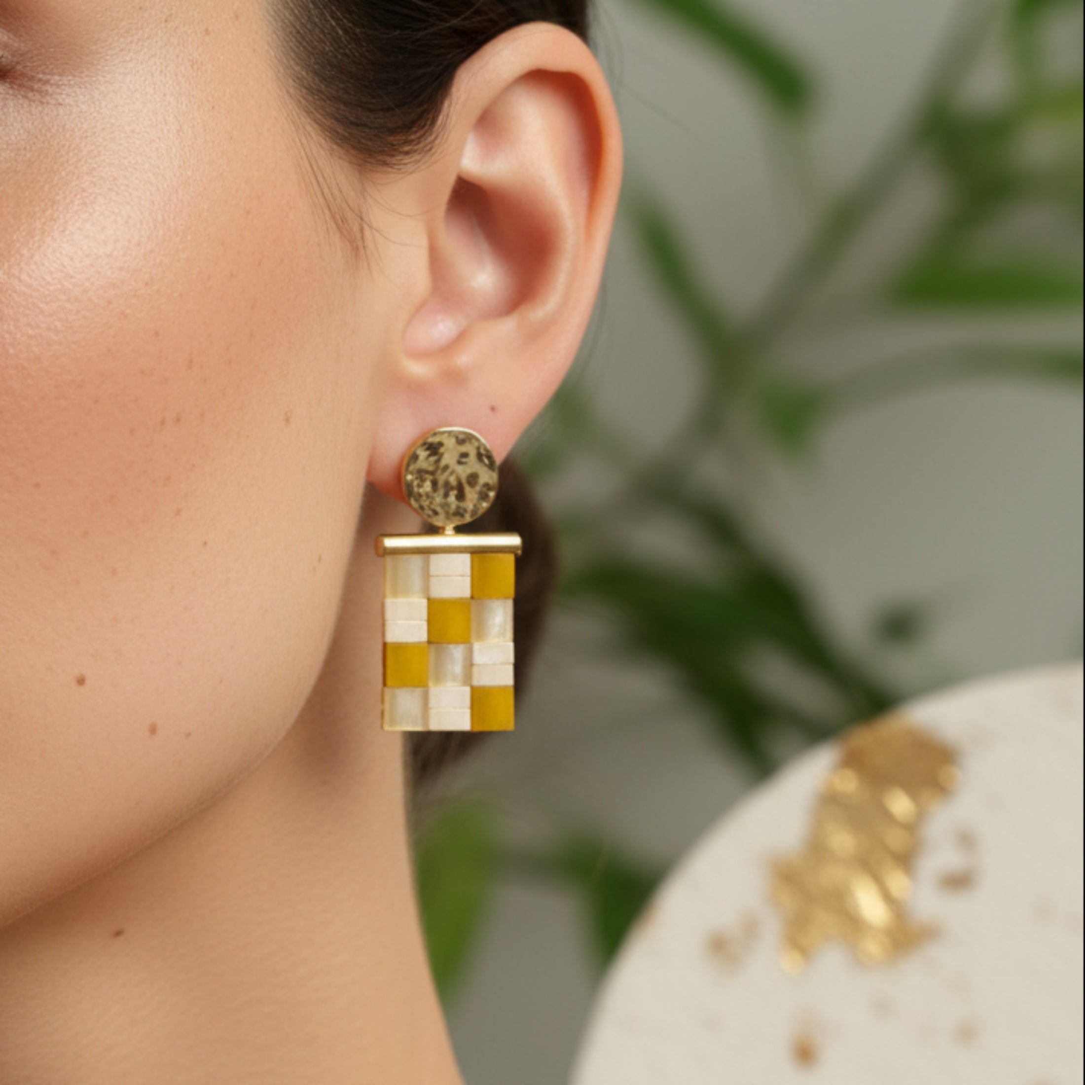 Boucles d'oreilles Lutèce portées, perles Tila Miyuki damier crème et ocre, attaches rondes effet martelé, style sophistiqué