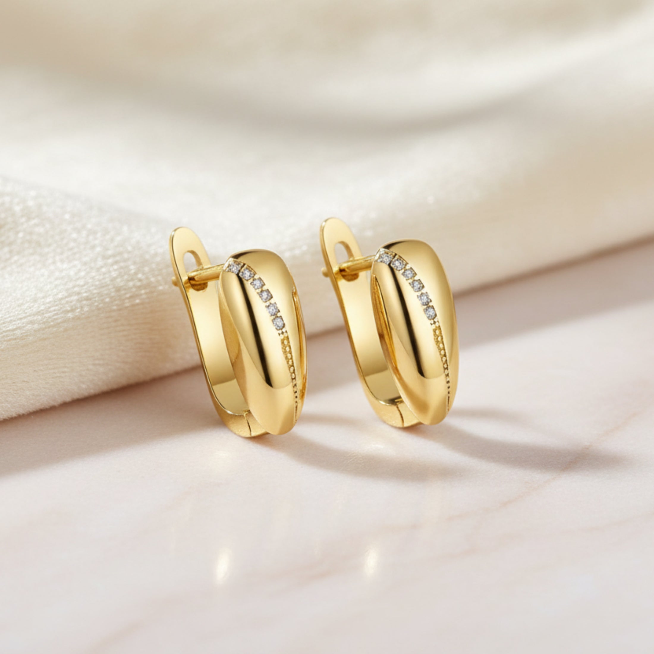 Boucles d'oreilles Tessa ÔParis — créoles dorées en argent 925 serties de zirconiums, 25 × 6 mm