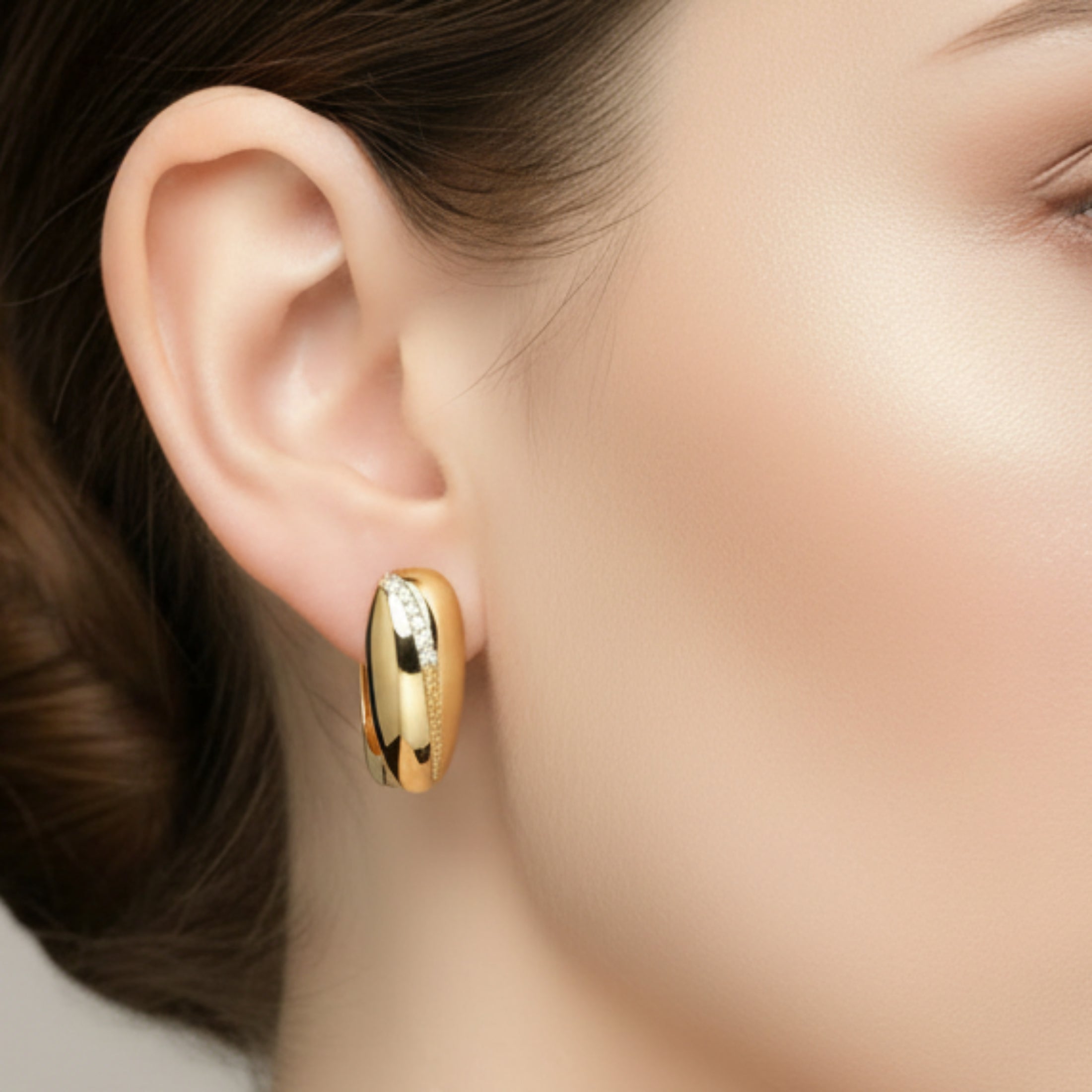 Boucles d'oreilles Tessa ÔParis portées — éclat discret et raffiné en argent 925 doré et zirconiums